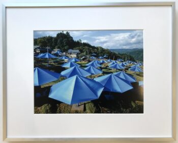 Christo | Blue Umbrellas - gerahmter Kunstdruck