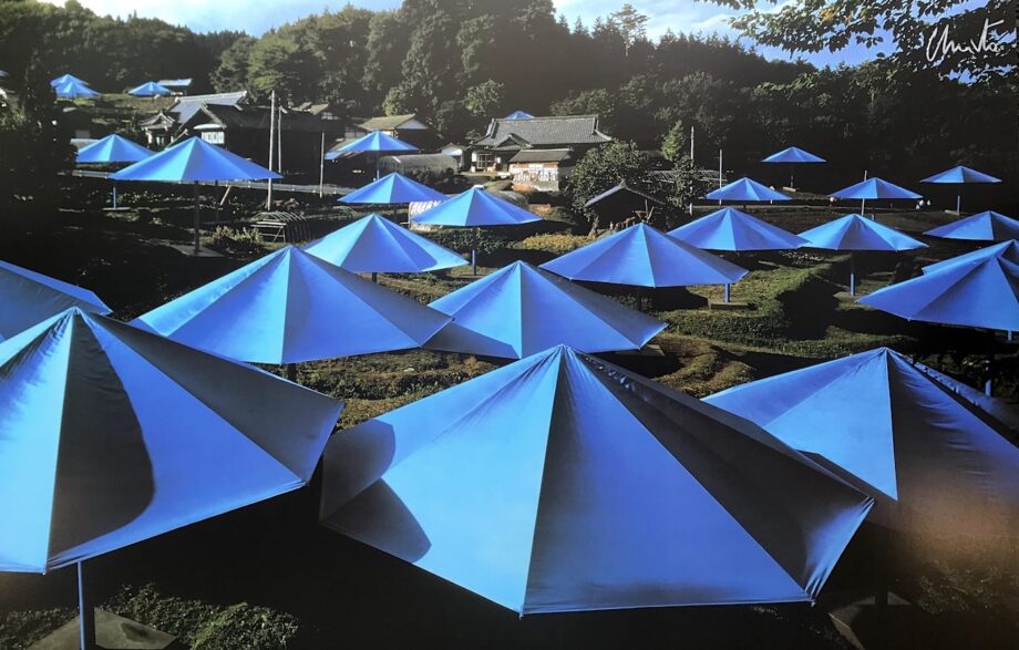 Christo Umbrellas Blau 12