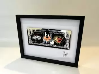 Skyyloft-Porsche-GT4-Goofy-Dollar-2023-gerahmt-Galerie-Hunold.jpeg